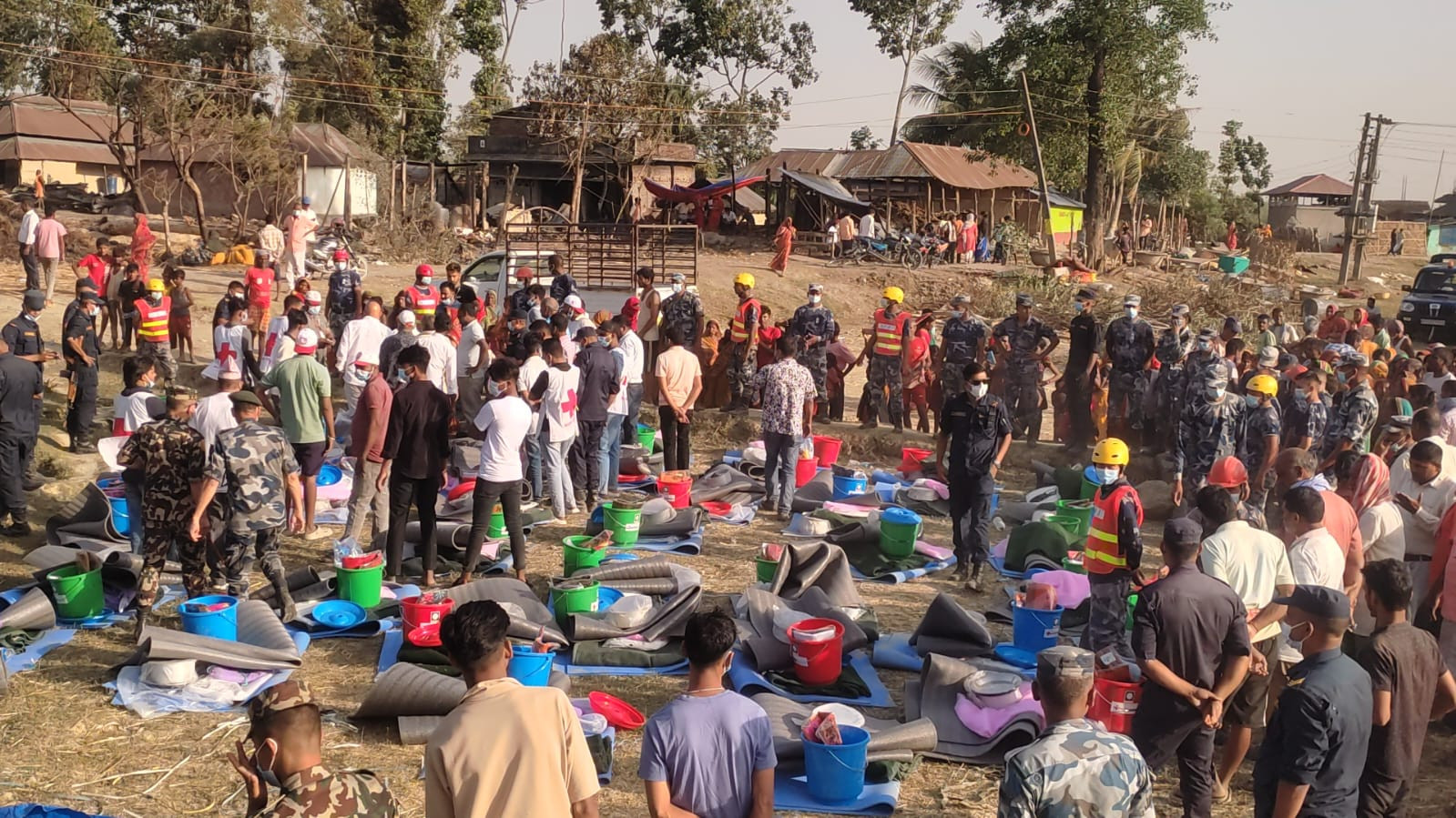 प्रमुख जिल्ला अधिकारी संयोजकत्वमा आगाली पीडितलाई राहत बितरण