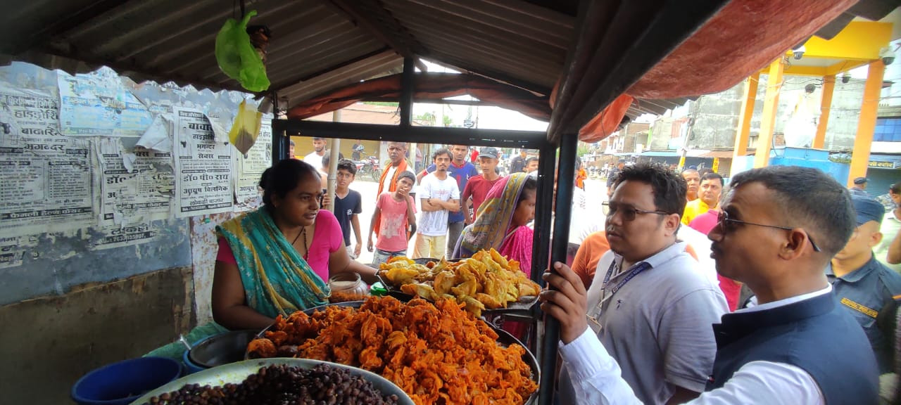 प्रमुख जिल्ला अधिकारी सहित संयुक्त बजार अनुगमन टाेलीद्वारा सप्तरीको बोदेबर्साइन बजारमा विभिन्न पसलमा गरिएका अनुगमन निरीक्षण ।
